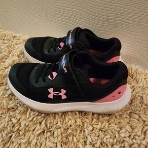 Under Armour Kids Sneakers in Black and Pink